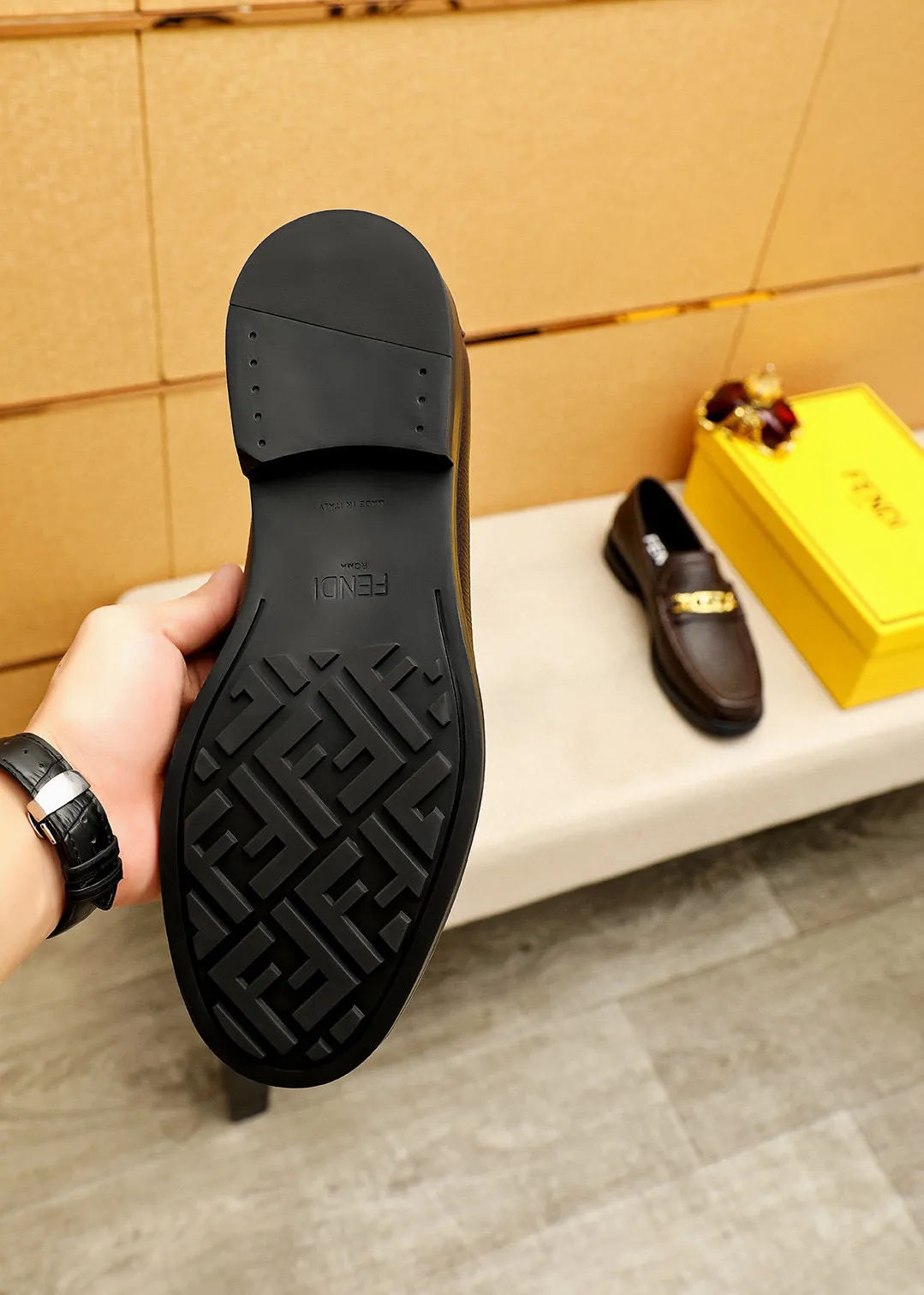 Men's shoes 💰460 💐 Product trademark: FENDI [Fendi] casual leather shoes Regular size: 38-44 (45🉑️customized) Product materials: Selected imported first-layer pebbled cowhide leather upper + luxury hardware buckle, imported cowhide lining. Strong three-dimensional visual effect, rubber outsole Color: 3⃣️colors available